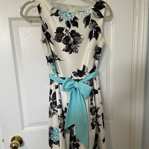 Formal dress - Picture 1 of 5